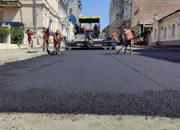 На Рымарской переложили асфальт после прилета (фото, видео)