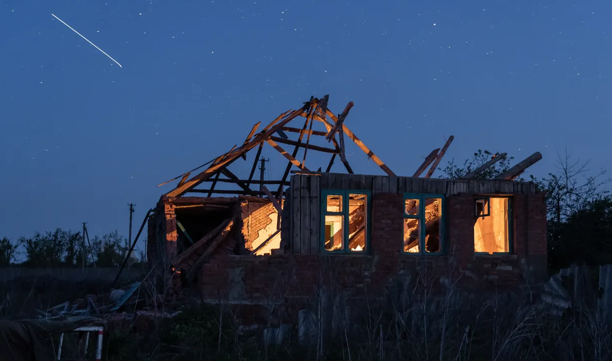 В Харьковской области подсветили разбитые РФ дома (фото)