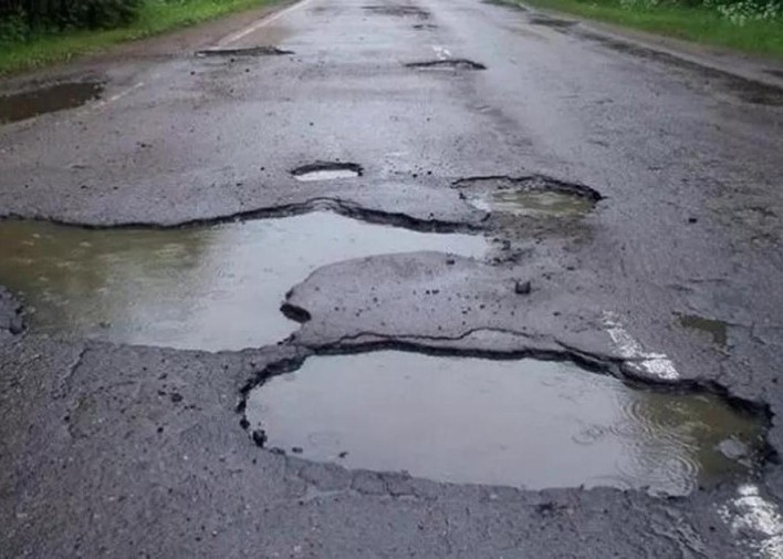 Перевізники не хочуть їздити в село в Харківській області через розбиту дорогу