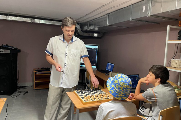 В Харькове в укрытии работает бесплатный кружок шахмат для детей (фото, видео)