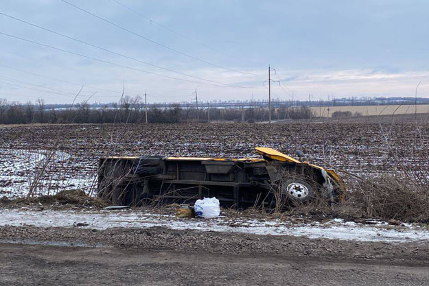 У Харківській області вилетів у кювет і перекинувся пасажирський автобус: водієм зайнялася поліція