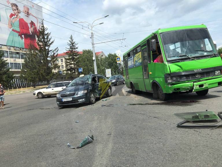 В Харькове столкнулись пассажирский автобус и машина (фото)