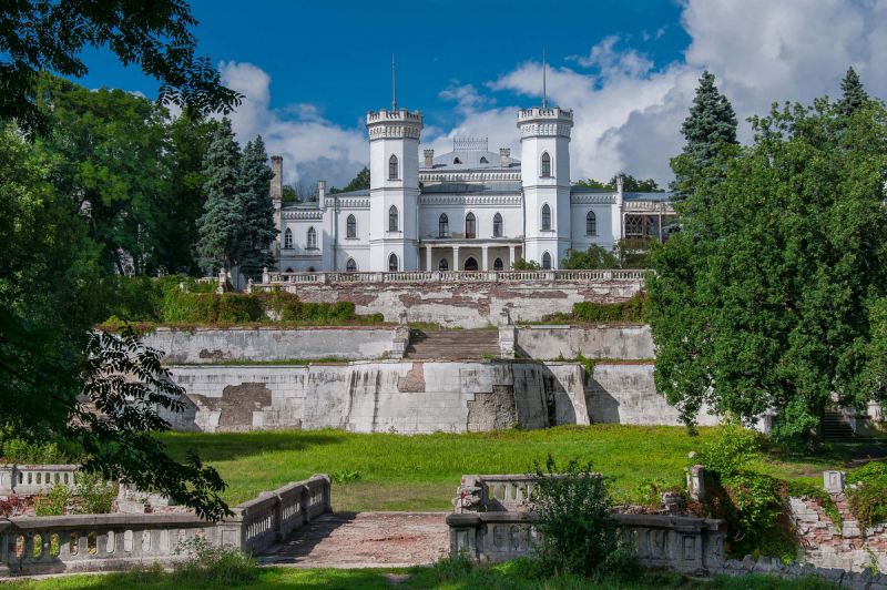 Мародеры разоряют Шаровский дворец (фото)