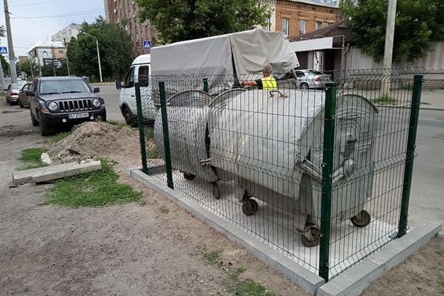 У Харкові переробляють майданчики для сміттєвих баків (фото)