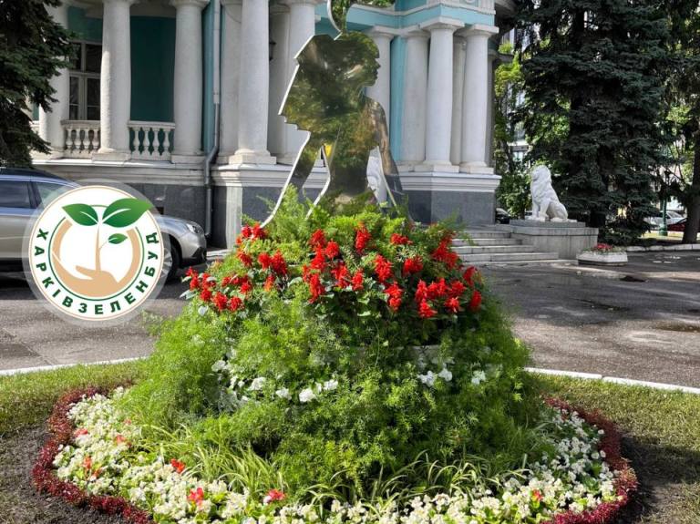 В центре Харькова – новая цветочная инсталляция (фото, видео)