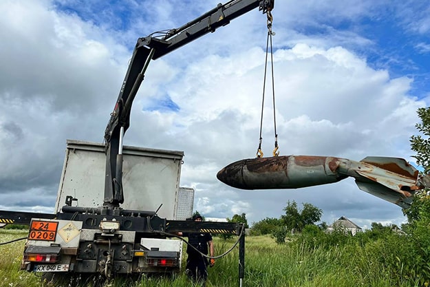 У Харківській області під час розмінування знайшли авіабомбу (фото)