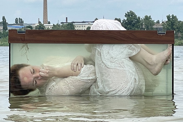 Харьковчанка провела полтора часа в аквариуме посреди озера (фото, видео)