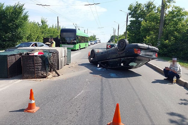 У Харкові машина влетіла в бетонні блоки на дорозі та перекинулася (фото)