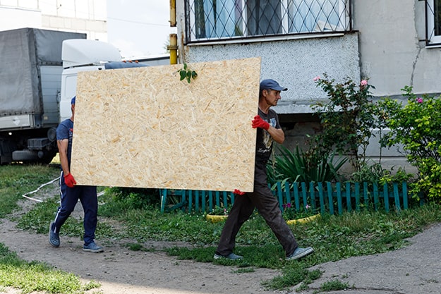 В Первомайском уже восстанавливают дома, по которым РФ ударила "Искандером" (фото, видео)