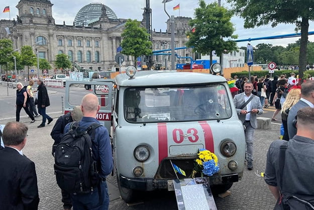 Машину, розстріляну росіянами в передмісті Харкова, виставили перед Рейхстагом (фото)