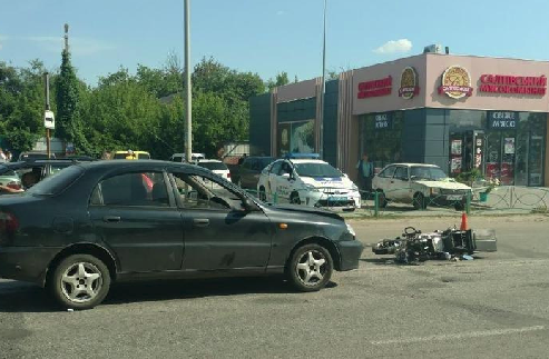 В пригороде Харькова - ДТП с пострадавшими. Машина столкнулась со скутером