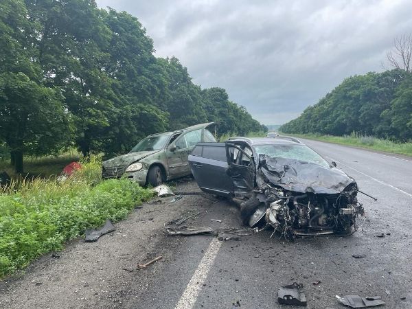 Потрійна ДТП на Харківщині: машини вщент розбиті, загинув військовий (фото)