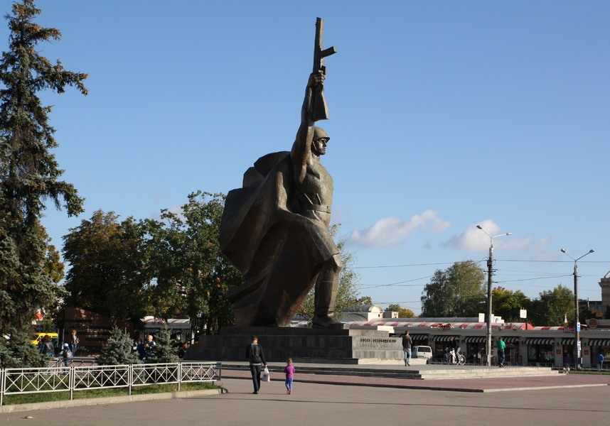 С памятника в Харькове сняли советские ордена (фото)