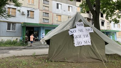 Харьковская семья живет в палатке перед разбитым обстрелами домом