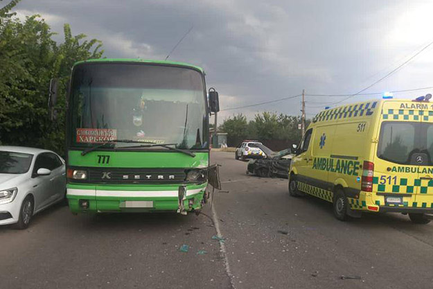 В пригороде Харькова в аварию попал автобус с пассажирами (фото)