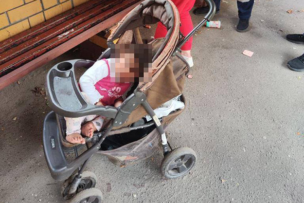 В Харькове нашли коляску с маленьким ребенком. Пьяная мать спала на скамейке (фото)