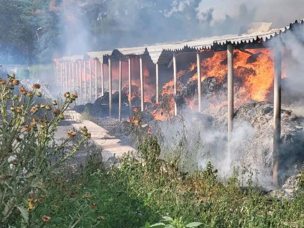 На Харківщині внаслідок обстрілу згоріло підприємство (фото)