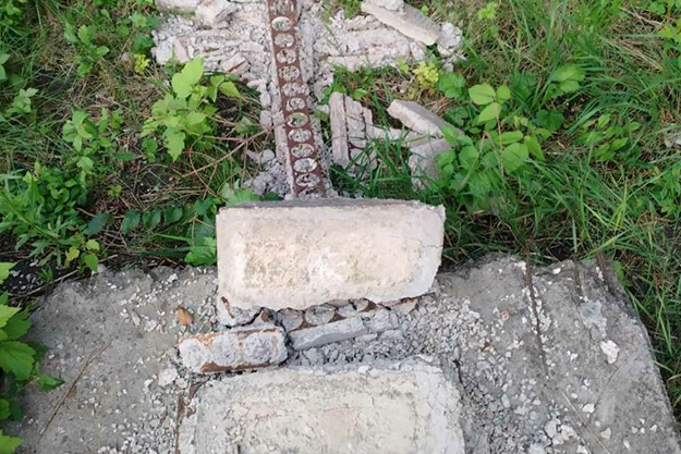 В Харьковской области вандалы разрушили памятник (фото)