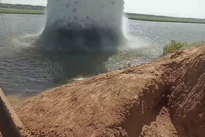 У Харківській області підірвали російську авіабомбу, яка лежала на дні річки (відео)