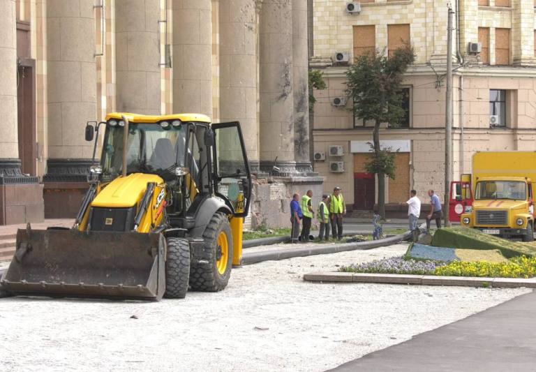 На Сумській прибирають сліди обстрілів, перекладають комунікації та асфальт