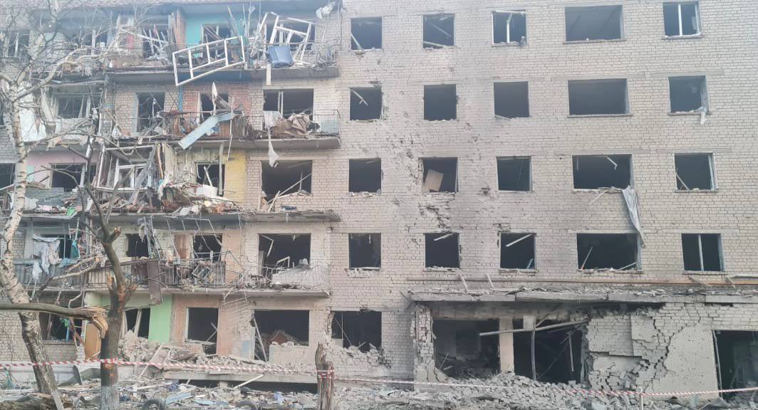 РФ сбросила авиабомбу на Харьковскую область: разрушена многоэтажка, погибла женщина