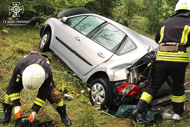 У Харківській області машина вилетіла з дороги: загинули двоє людей (фото)