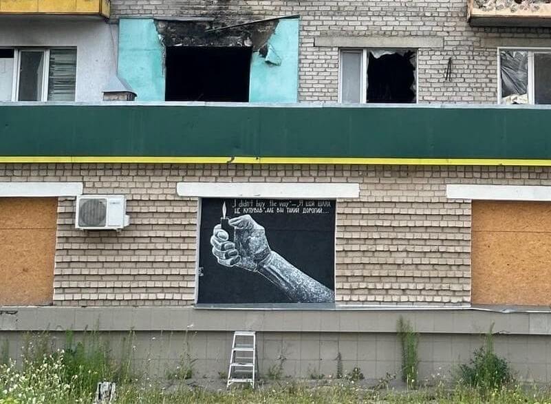 Харківський художник розмалював зруйновані будівлі в Ізюмі