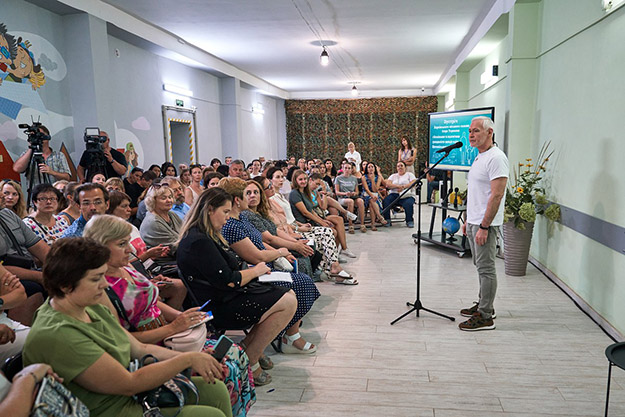 "Есть запрос на офлайн": Терехов провел первую встречу с родителями школьников