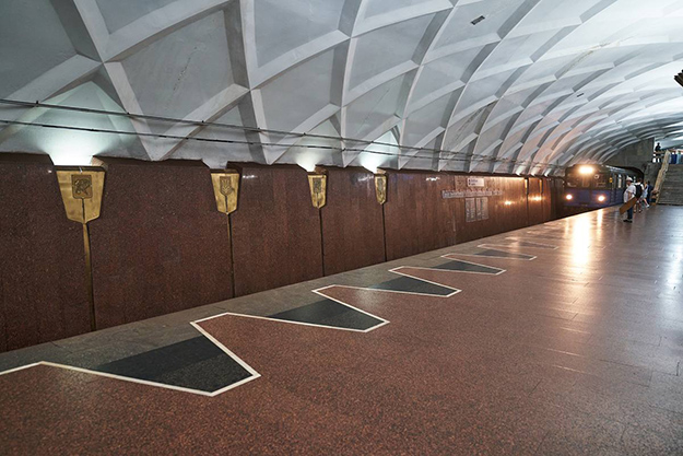 У харківському метро повісили герби міста та України: фото
