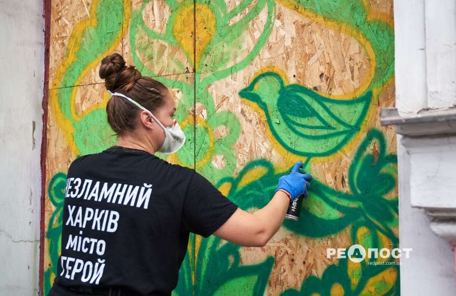 В центре Харькова на местах разбитых окон появляются авторские картины