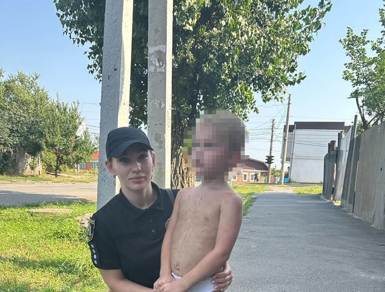 В Харькове по улицам бродил маленький ребенок без одежды