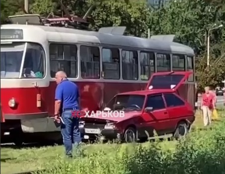 В Харькове машина врезалась в трамвай