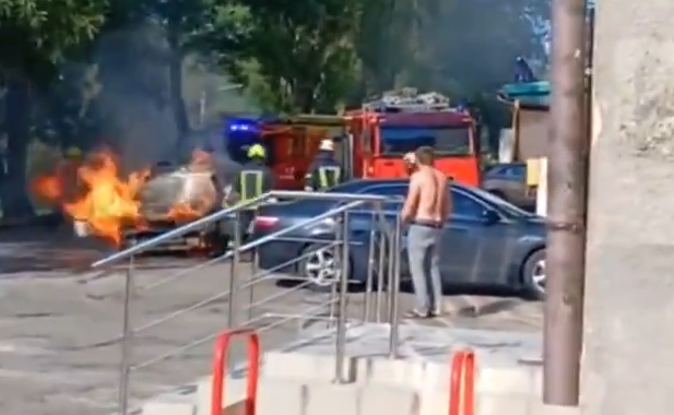 В Харькове машина влетела в яму и загорелась