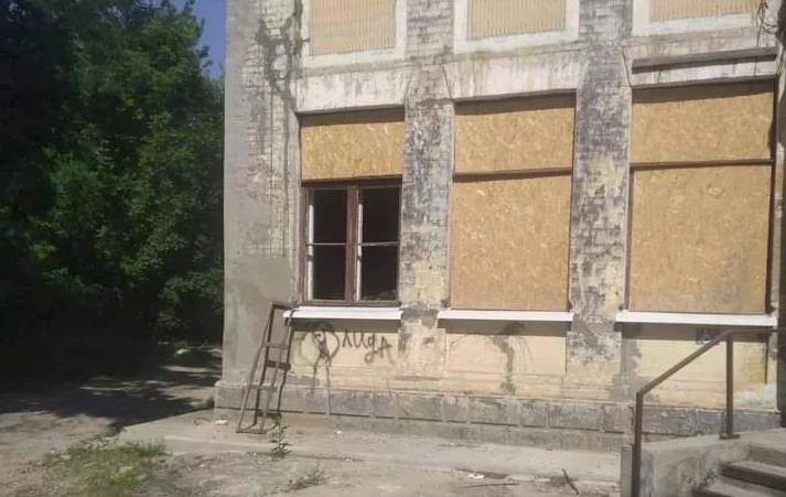 Вандалы добивают старинный ДК в Харьковской области