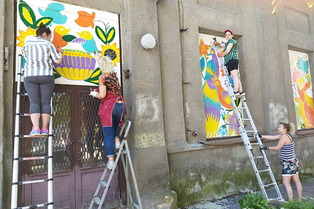 Петриковская роспись появилась на разбитых окнах в центре Харькова (фото)