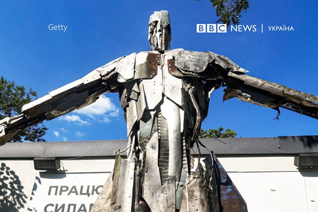 Гигантская статуя из обломков ракет появилась в Харькове (фото)