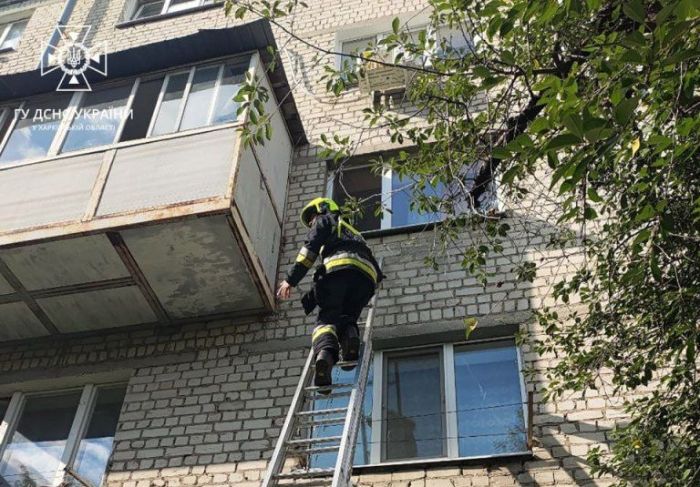6-річна харків'янка зателефонувала пожежникам, щоб урятувати себе та сестру