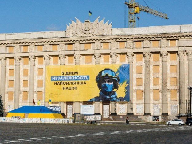 Огромные баннеры появились в центре Харькова (фото)