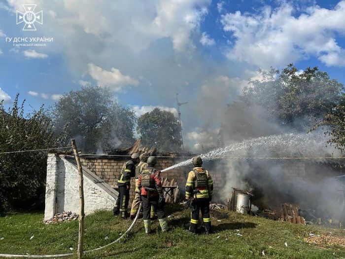 РФ вдарила по житлових будинках у передмісті Куп'янська (фото)