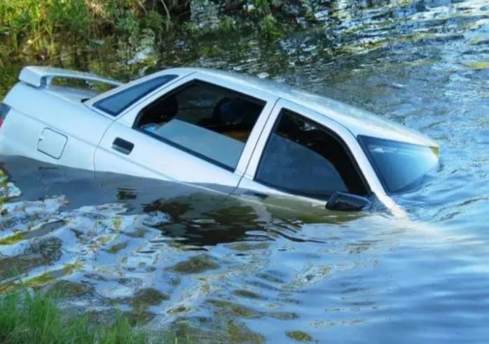 Машина з'їхала в річку в Харківській області: водій загинув