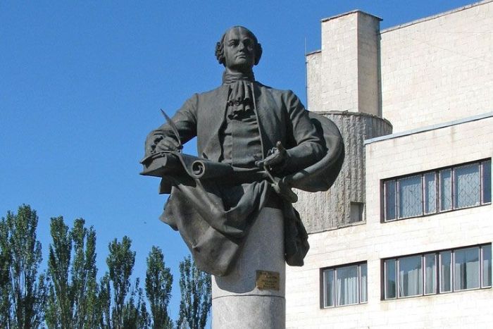 Памятник Ломоносову уберут с Салтовки