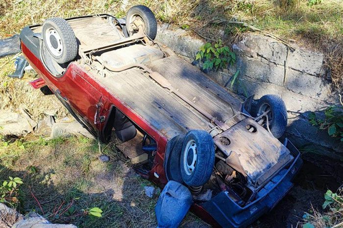 Автомобіль влетів у дренажний канал: водій загинув (фото)