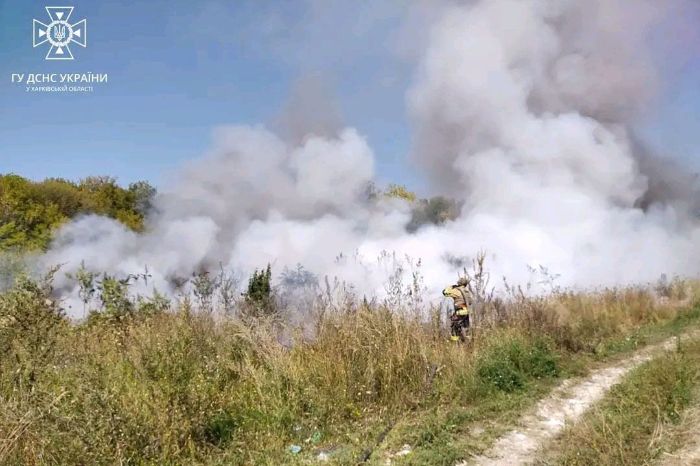 Сміттєвий полігон і гаражі горіли в Харківській області після обстрілів (фото) 