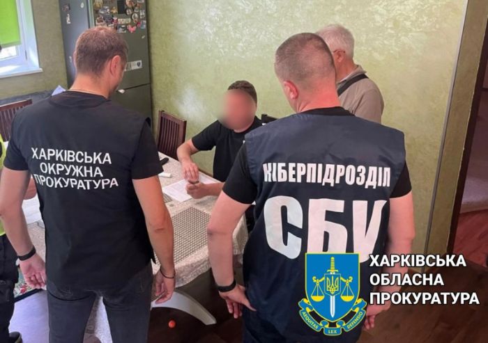 Голова благодійного фонду переправляв чоловіків за кордон