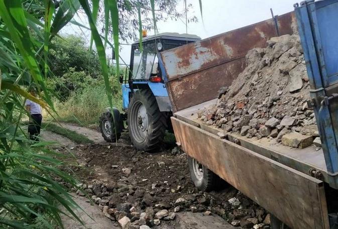 Будівельним сміттям після обстрілів укріплюють дамбу в Харківській області