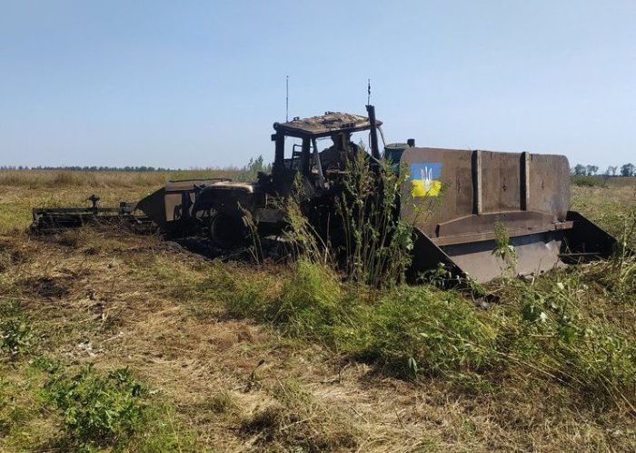 Трактор на радіокеруванні 5 разів підривався на мінах і зрештою згорів