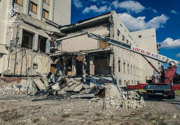 Спасатели разбирают завалы разрушенного Института госуправления (видео)