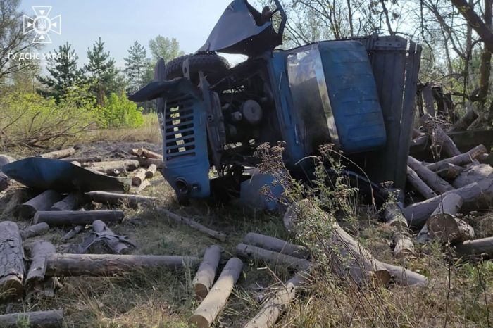 Вантажівка підірвалася на протитанковій міні в Харківській області (фото)