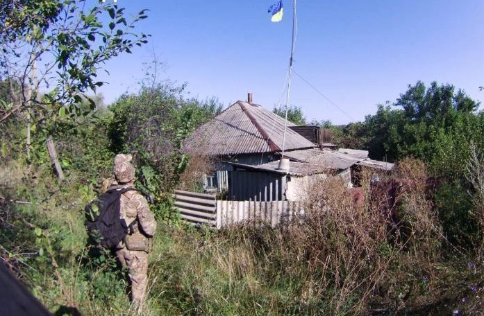 Флаг Украины подняли в "серой зоне" Харьковской области