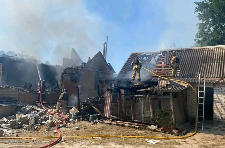 Масштабні пожежі почалися у Вовчанську після обстрілів (фото)